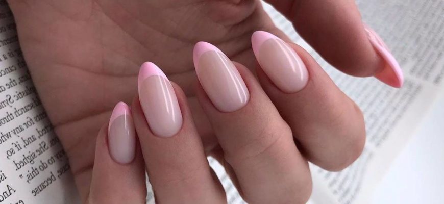 Розовый френч на ногтях