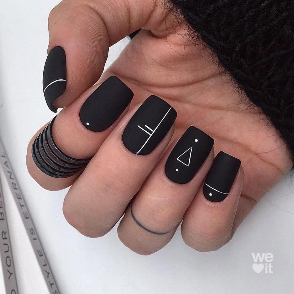 Белый геометрический рисунок на черных матовых ногтях
