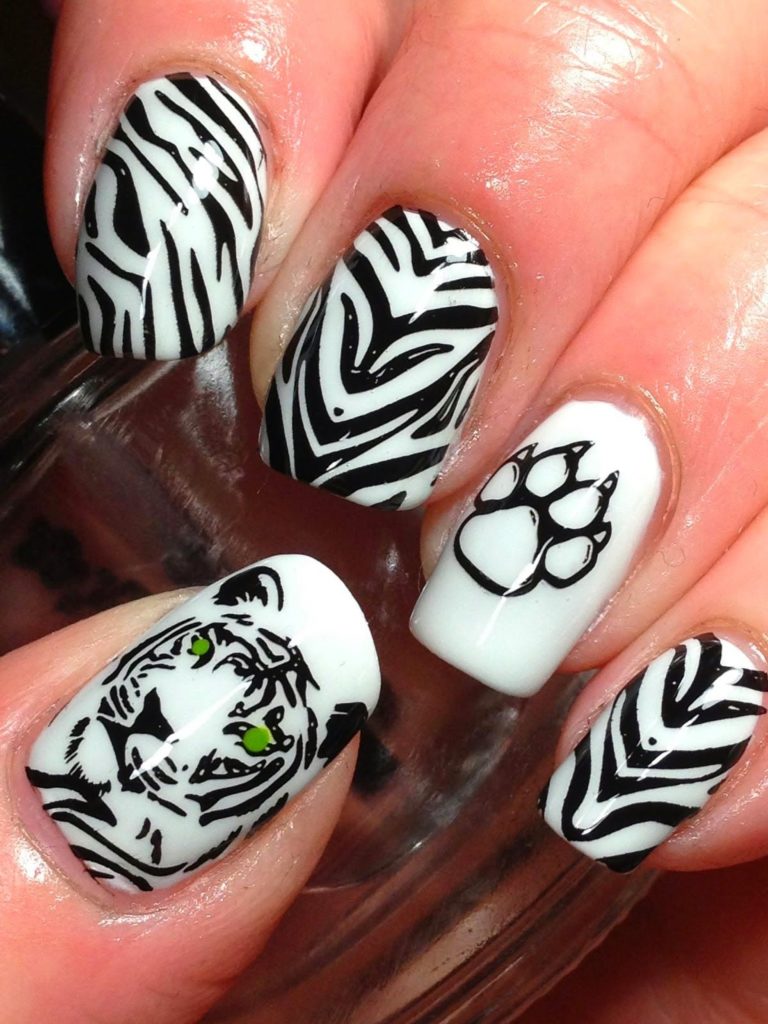 Белый тигровый маникюр