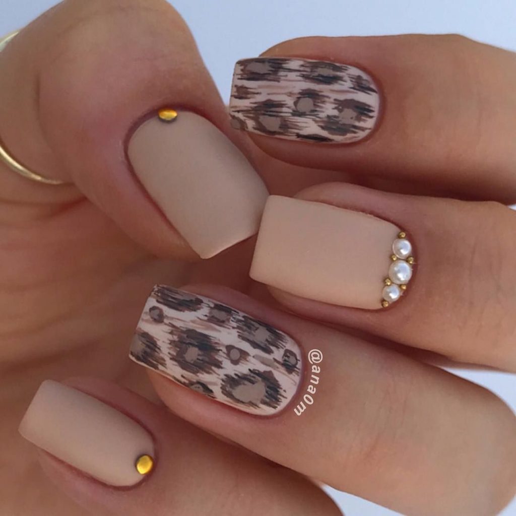 Бежевые матовые ногти с леопардом и стразами