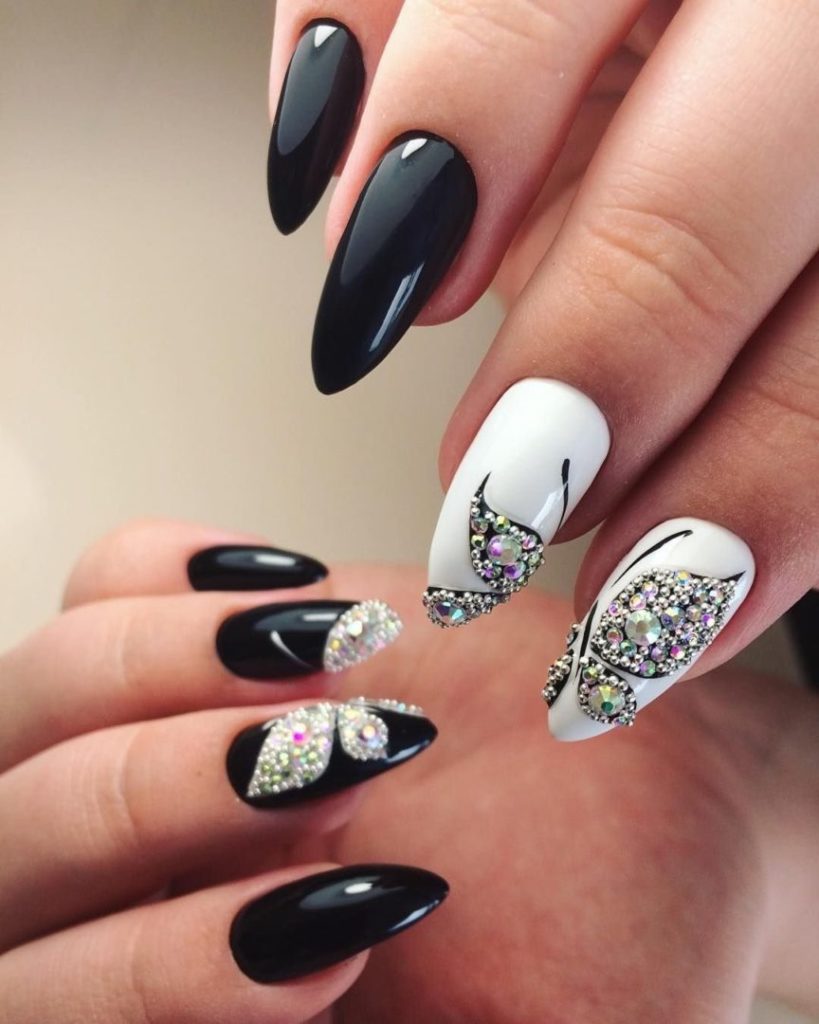 Черно-белый дизайн ногтей с серебристыми стразами