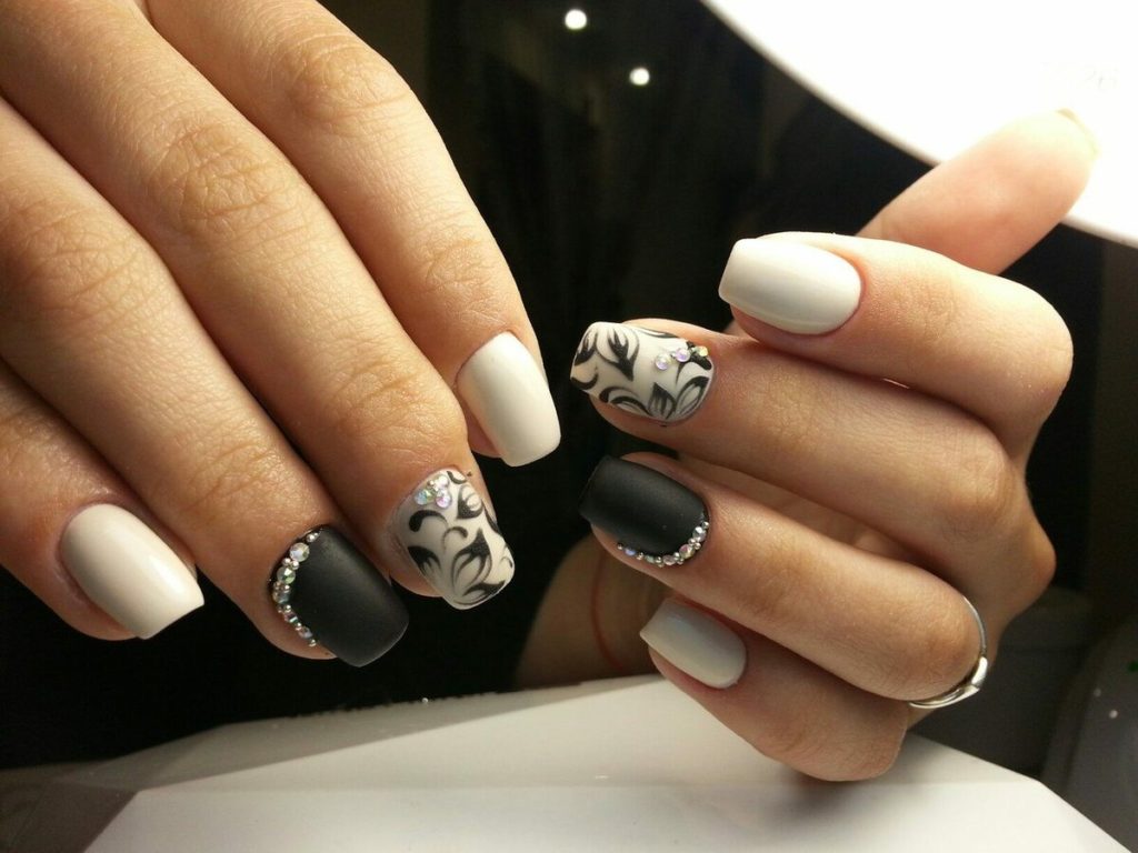 Черно-белый дизайн ногтей с рисунком и стразами