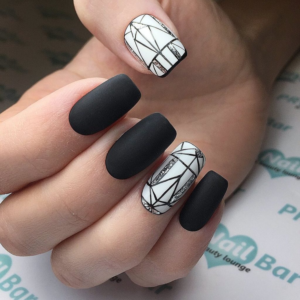 Черно-белая геометрия на ногтях