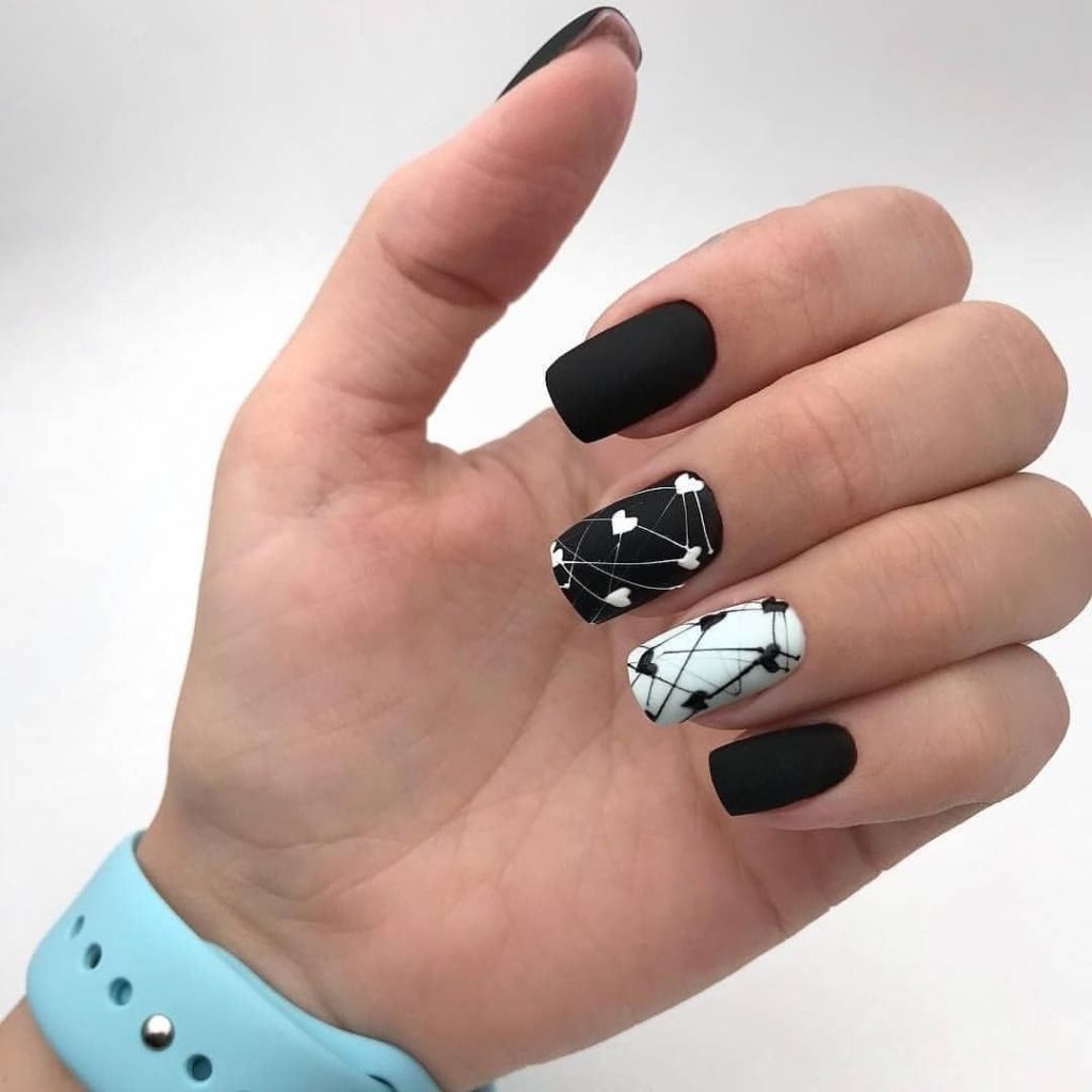 Черно-белый матовый дизайн ногтей с сердечками