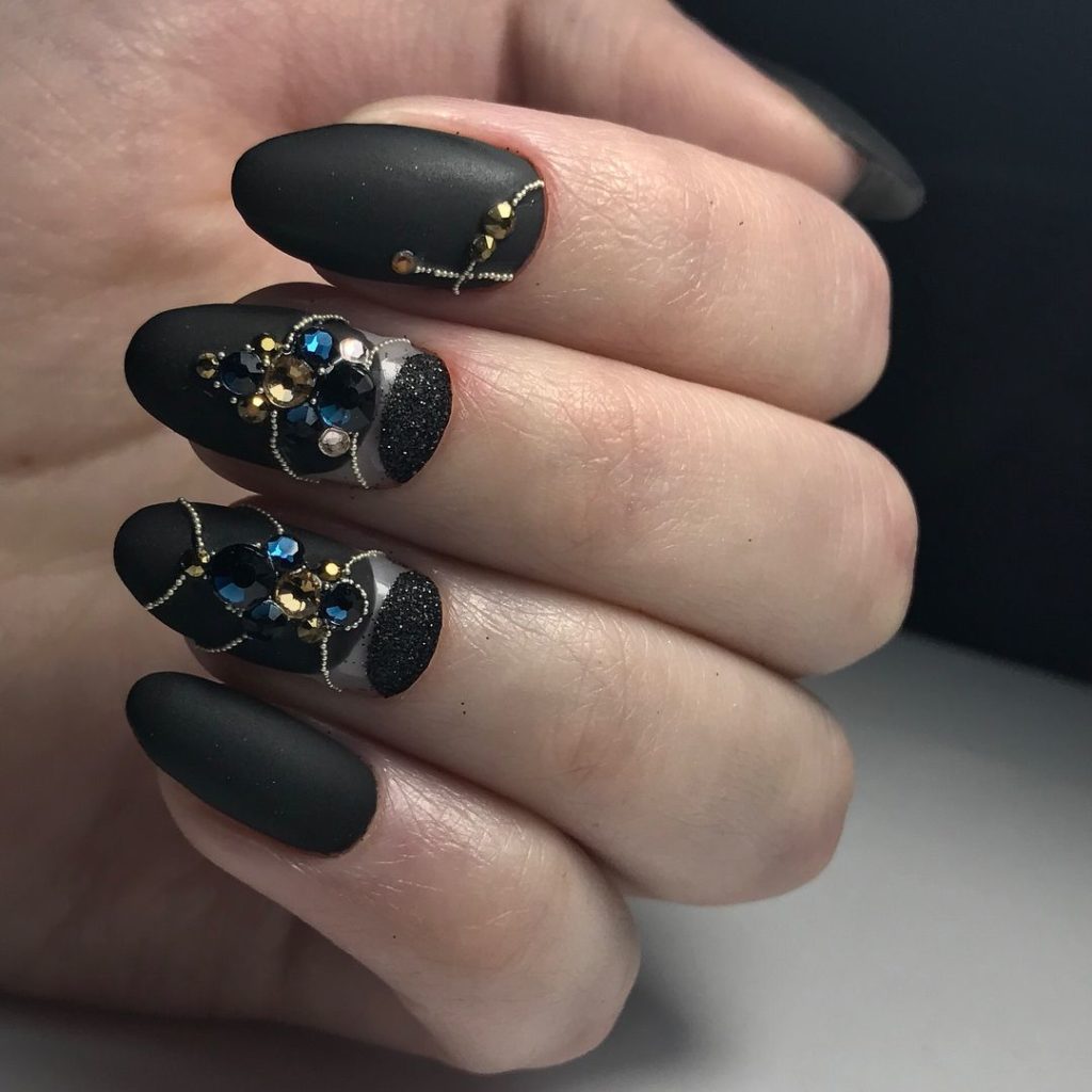 Черные матовые ногти со стразами, блестками, тонкими золотистыми полосками