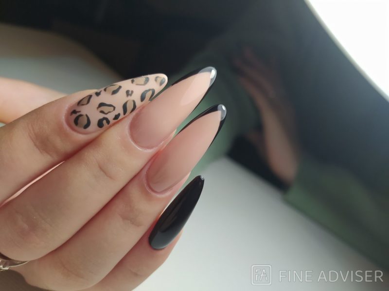 Френч черный с рисунком леопард на острые ногти