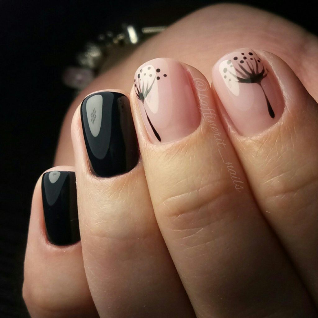 Черный глянцевый маникюр с рисунком на двух ногтях