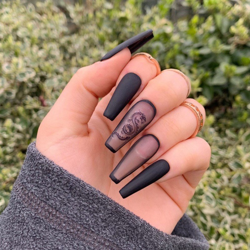 Черные матовые ногти с прозрачным дизайном и рисунком