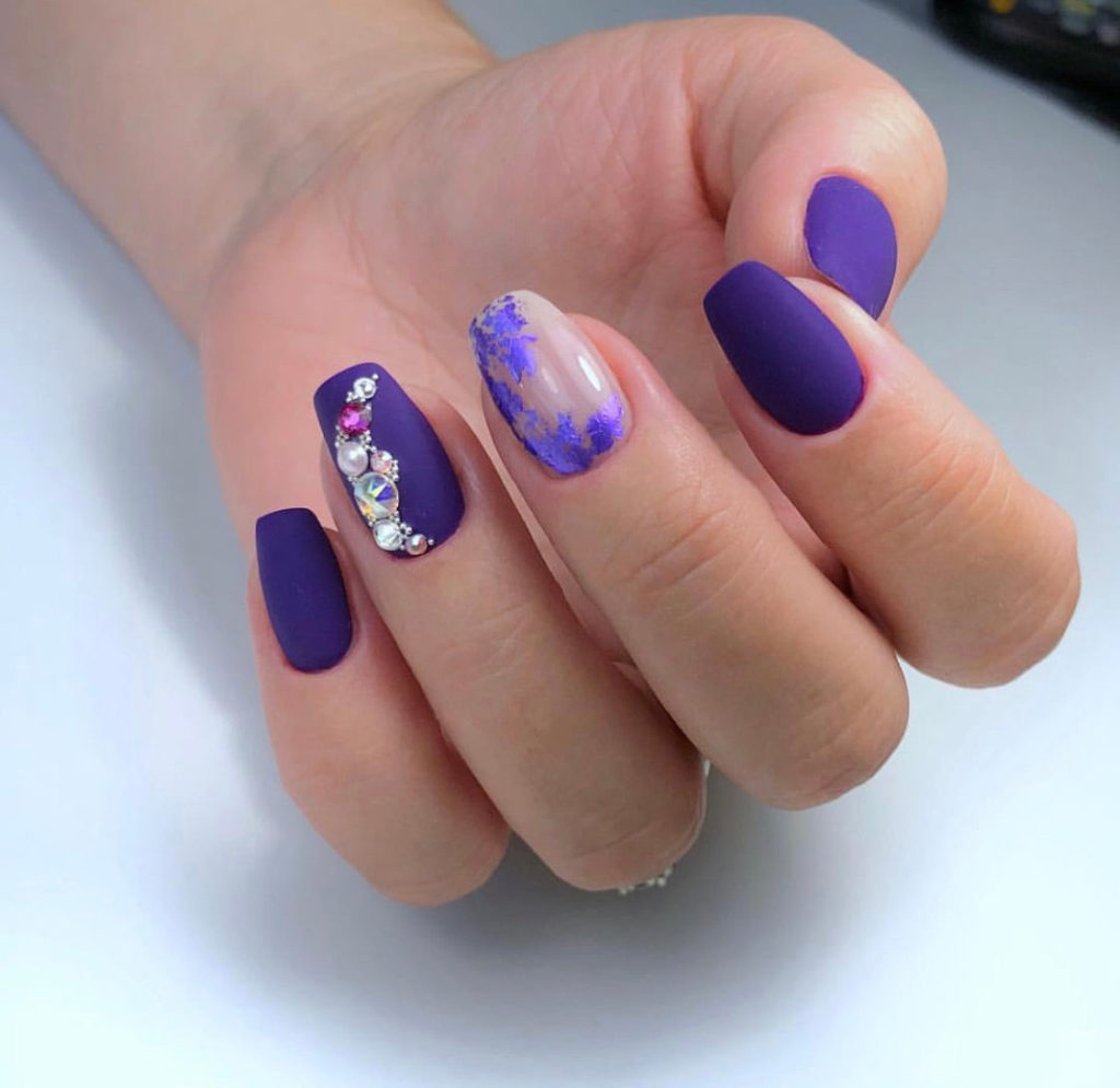 Фиолетовые матовые ногти со стразами