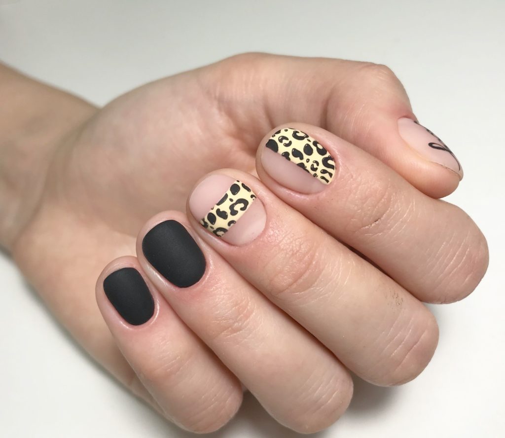 Полоски с леопардовым принтом на короткие ногти