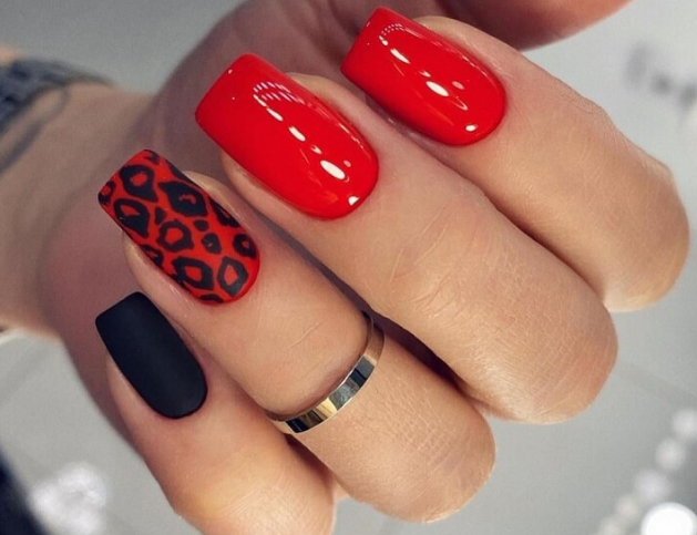 Красные ногти с леопардом
