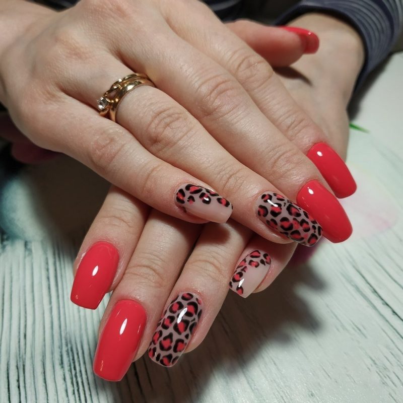 Красные ногти с дизайном леопард