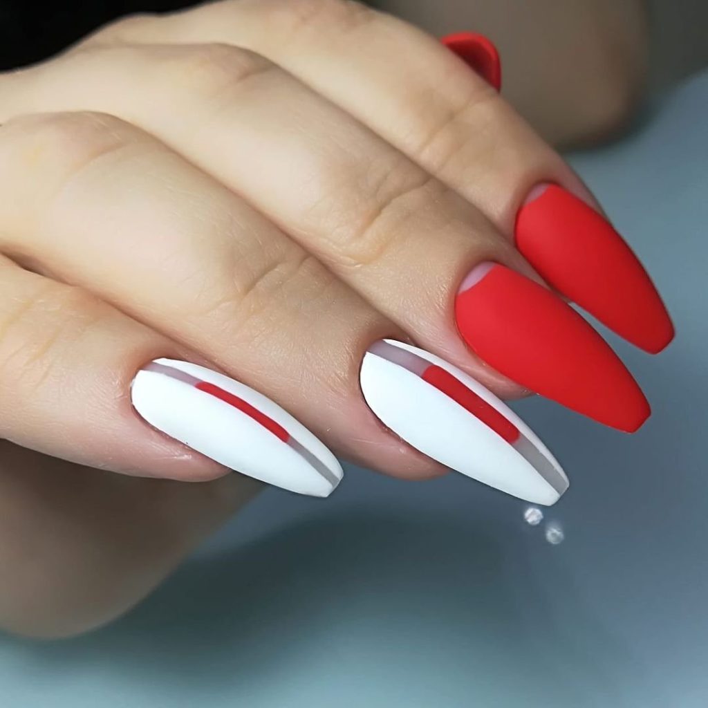 Красный маникюр на ногти формы балерина