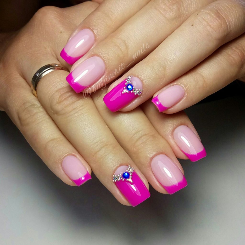 Розовый френч на коротких ногтях