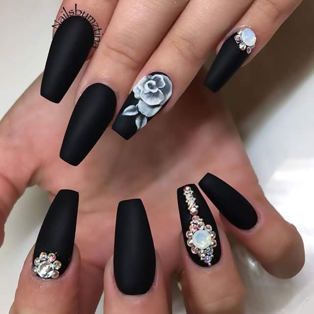 Матовые ногти с дизайном