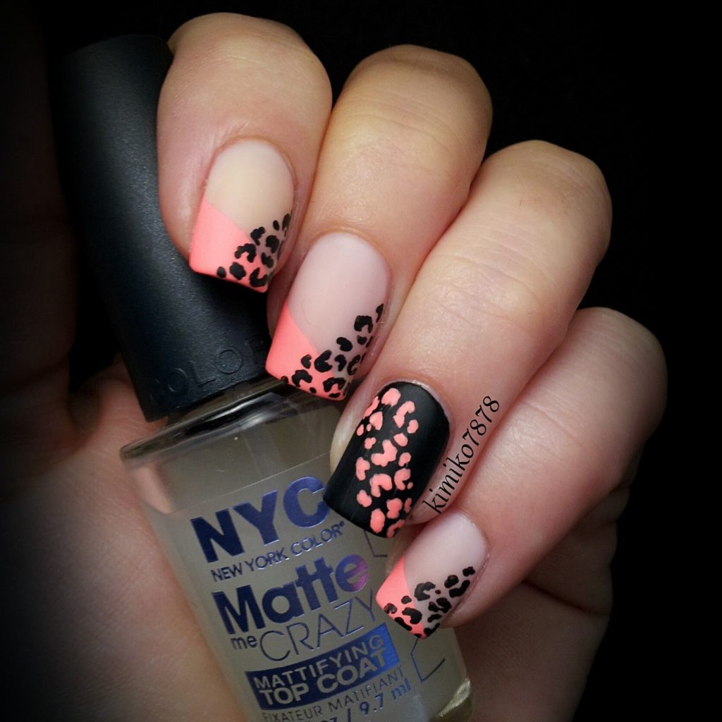 Розовый френч с принтом леопард и черным ногтем матовый