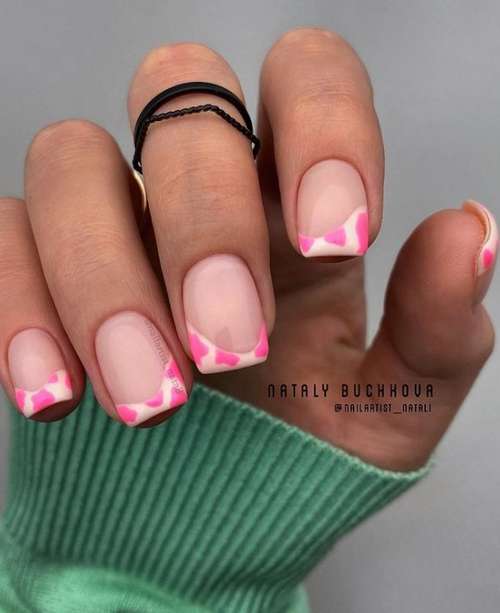 Розовый френч на коротких ногтях