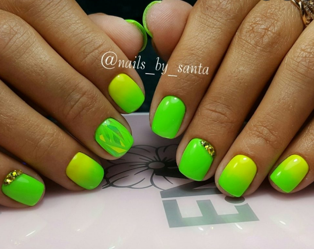 Зеленый градиент на ногтях
