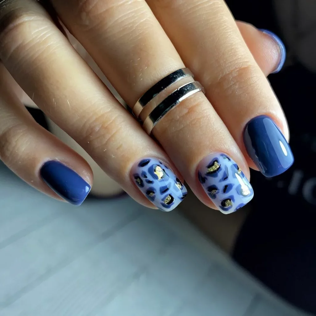 Синий дизайн ногтей леопард