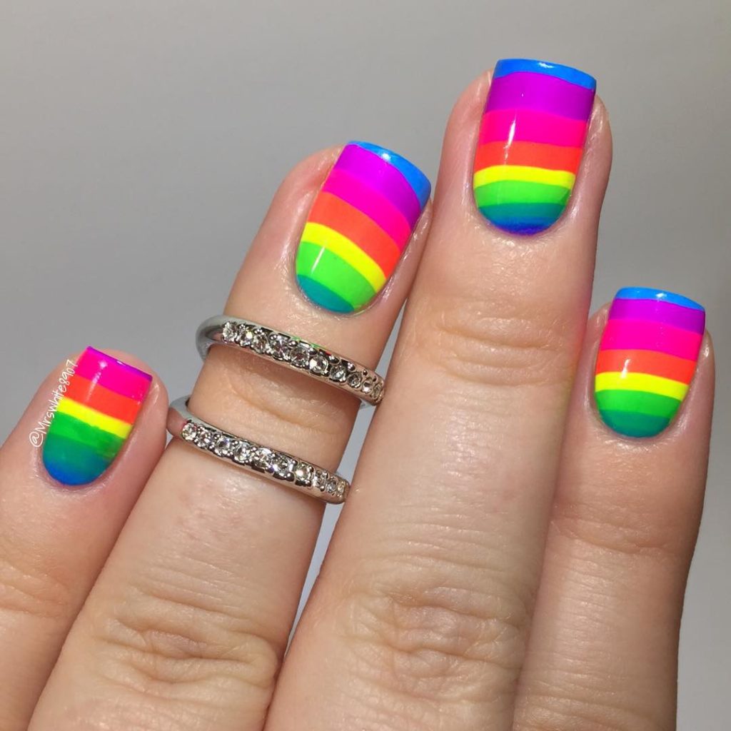 Дизайн ногтей с разноцветными полосками
