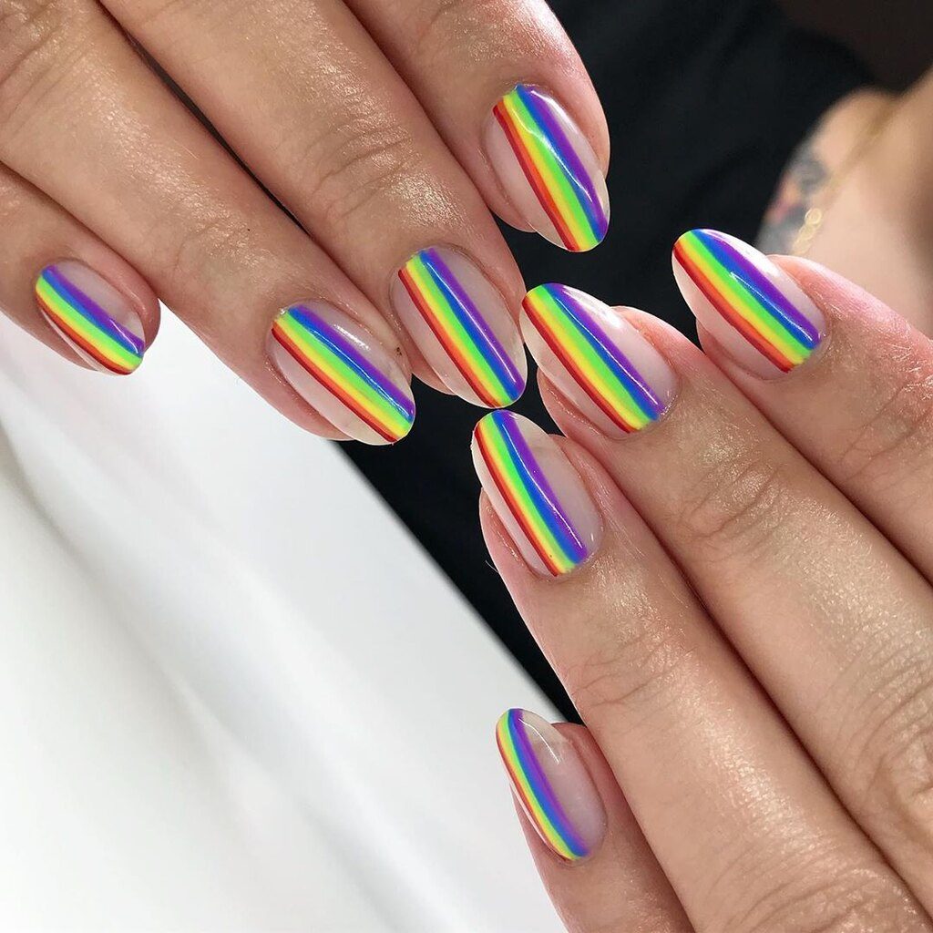Дизайн ногтей с разноцветными полосками