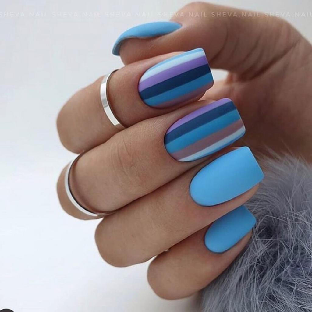 Матовое полосатое покрытие ногтей