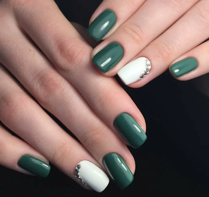 Зеленые ногти форма квадрат