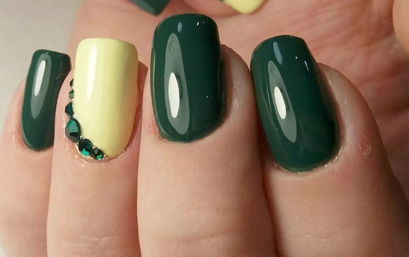 Зеленый дизайн ногтей в сочетании с другими цветами