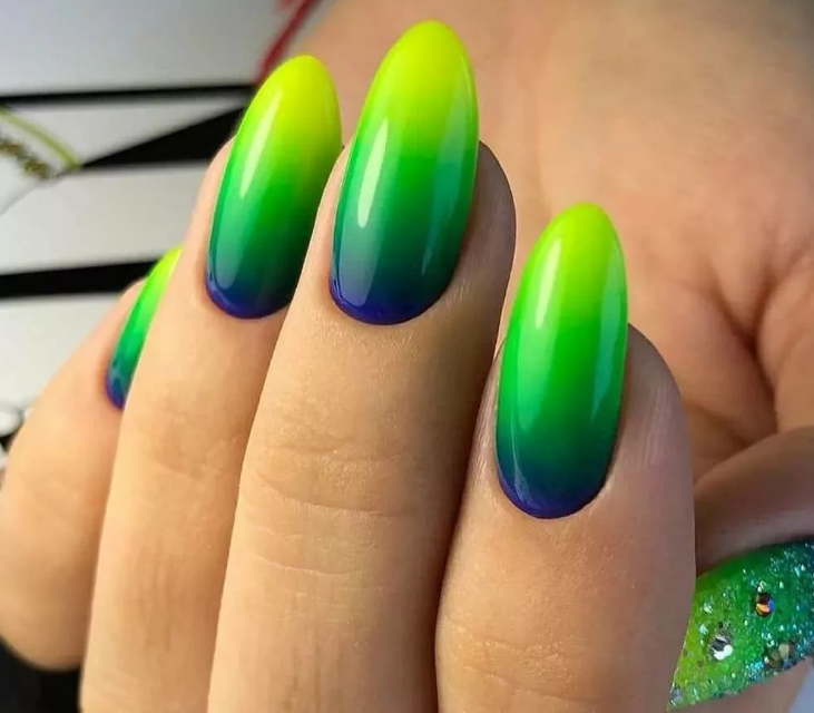 Зеленый дизайн ногтей в сочетании с другими цветами