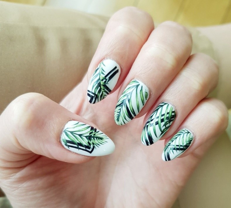 Летний дизайн ногтей с зелеными листьями