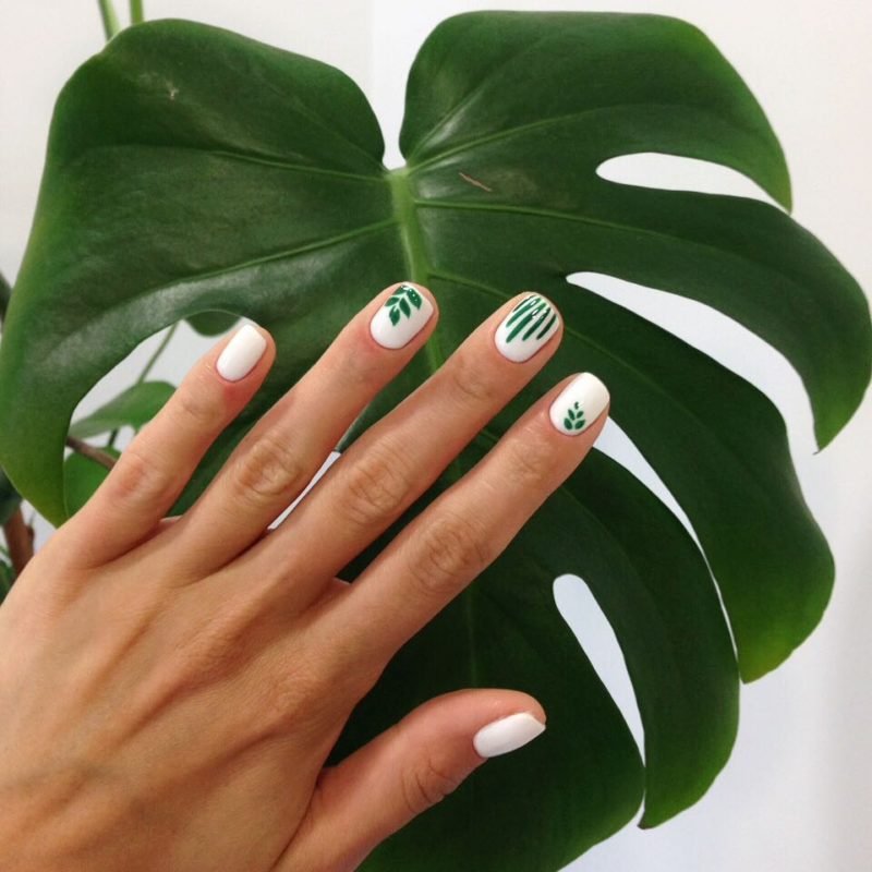 Летний дизайн ногтей с зелеными листьями