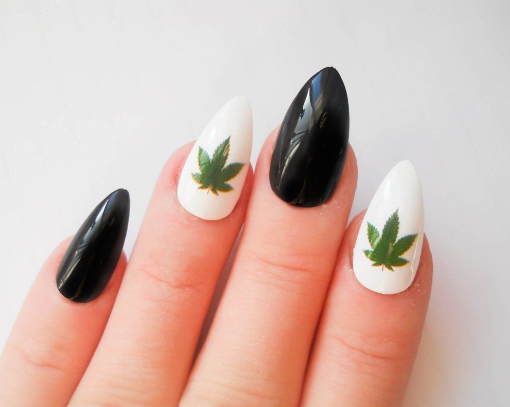 Маникюр черный с белым с листьями марихуаны