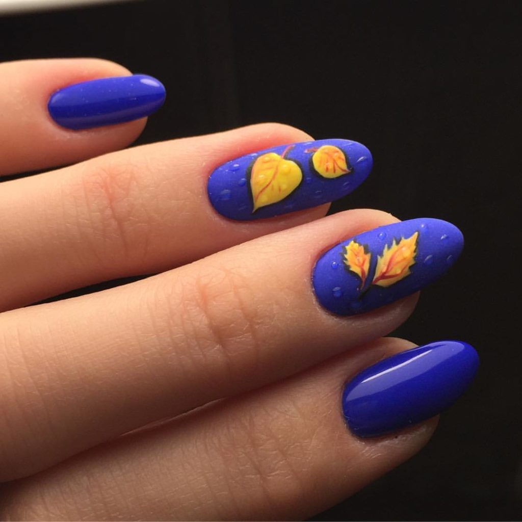Синий маникюр с листьями