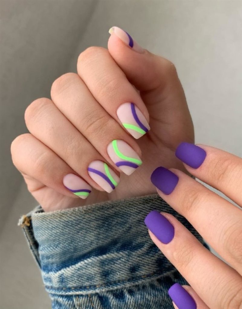 Дизайн разные руки в фиолетовых тонах