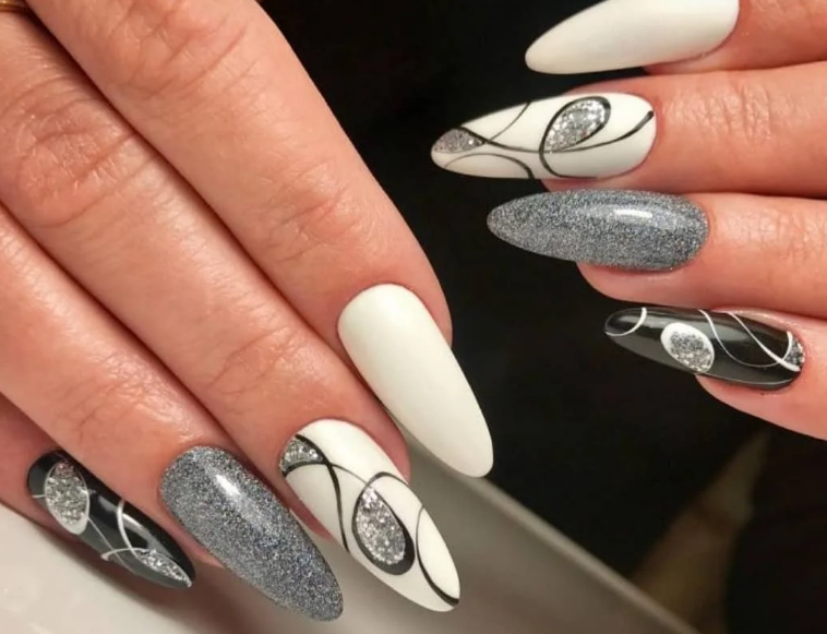 Дизайн ногтей в серебристом цвете