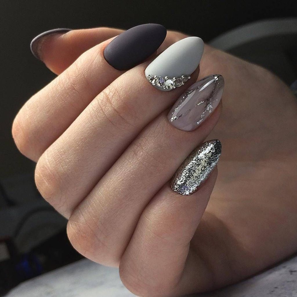 Дизайн ногтей в серебристом цвете