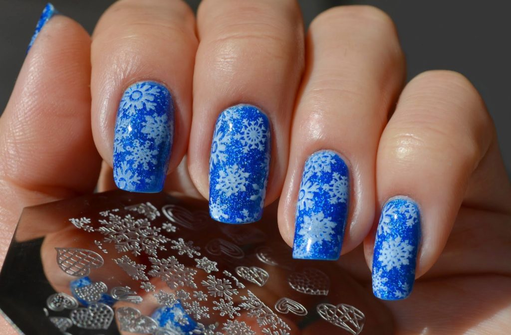 Маникюр со снежинками голубого цвета