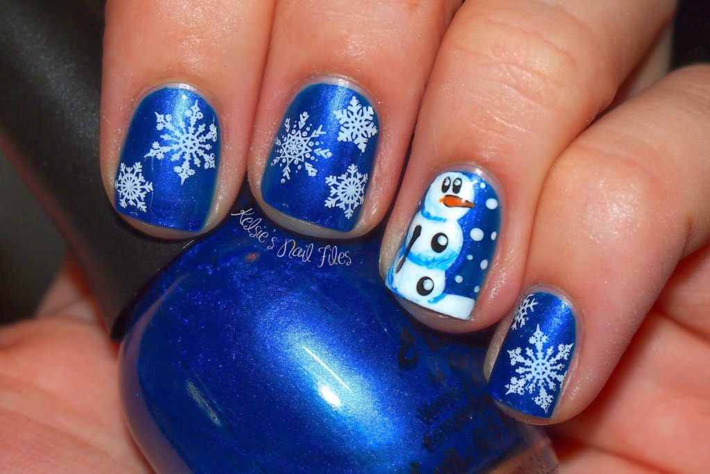 Маникюр со снежинками синего цвета