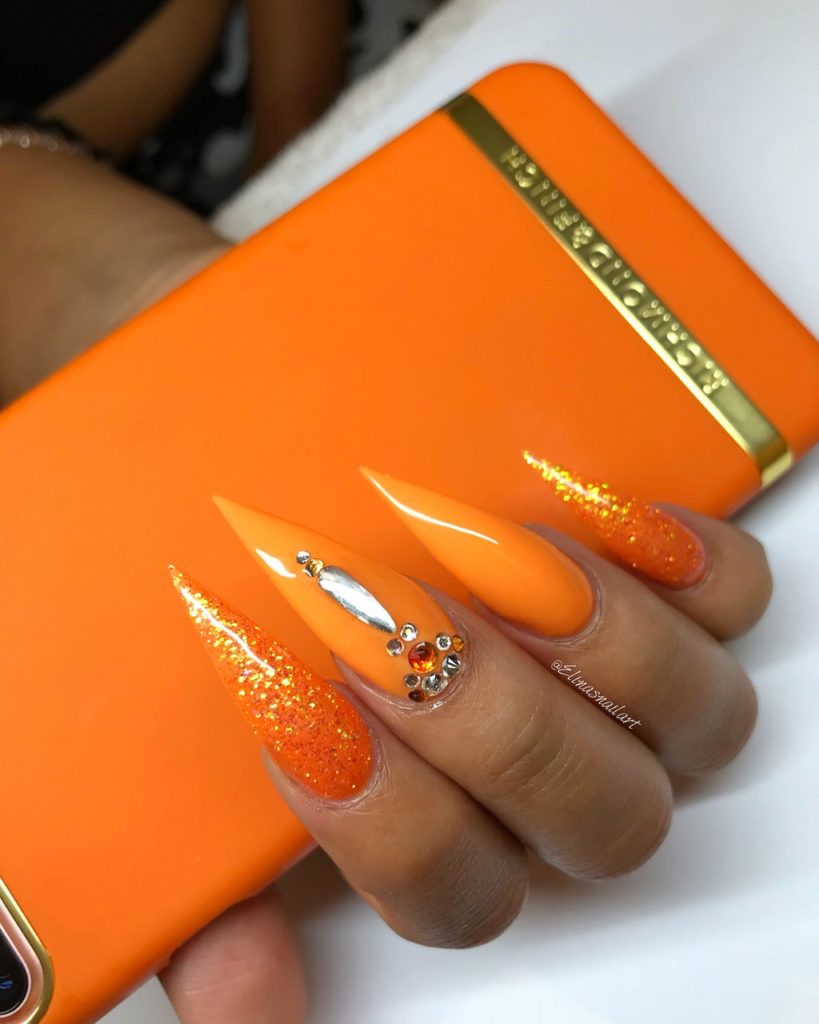 Модный оранжевый маникюр на острые ногти 2022