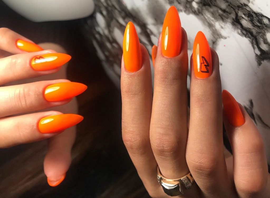 Модный оранжевый маникюр на острые ногти 2022