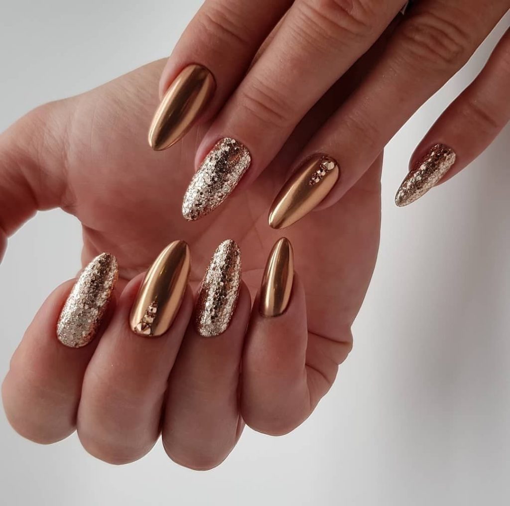 Модный серебристо-золотой маникюр на острые ногти 2022