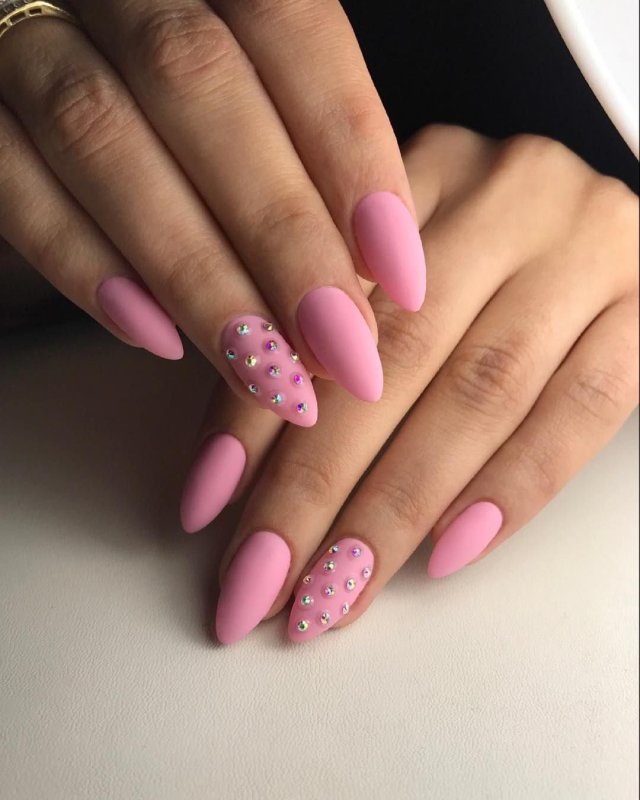 Розовый цвет февральских ногтей