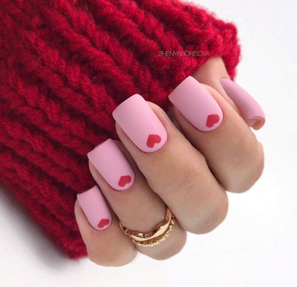 Розовый цвет февральских ногтей