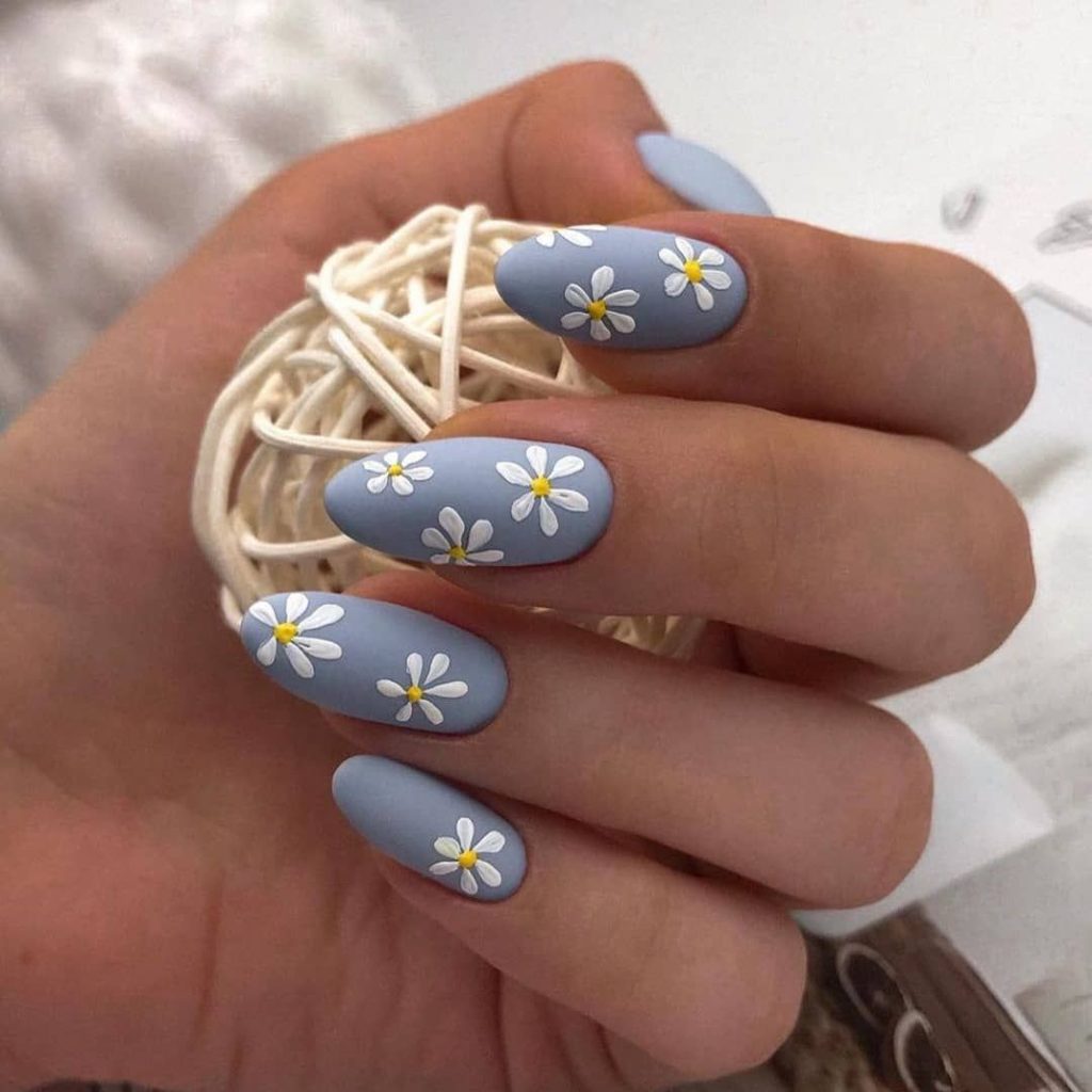 Маникюр с цветами на длинные ногти