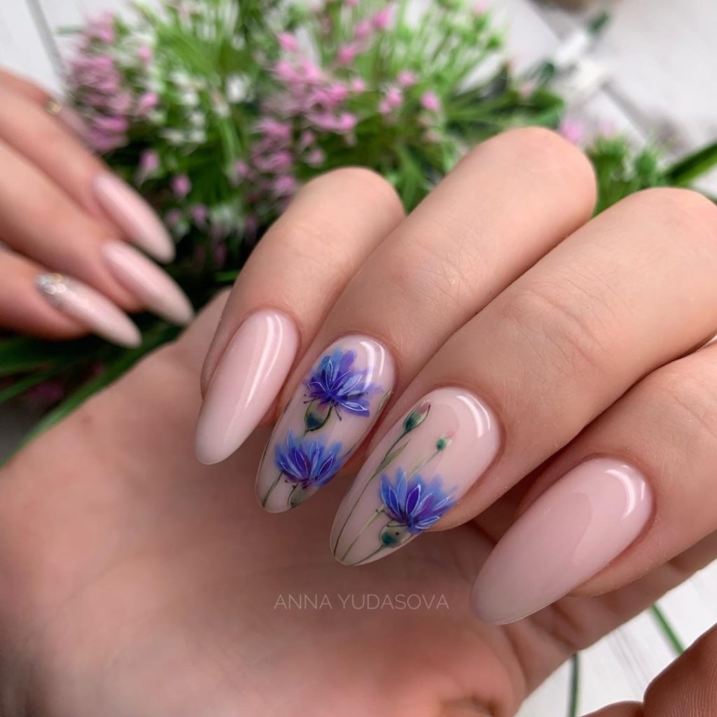 Цветочный маникюр на длинные ногти