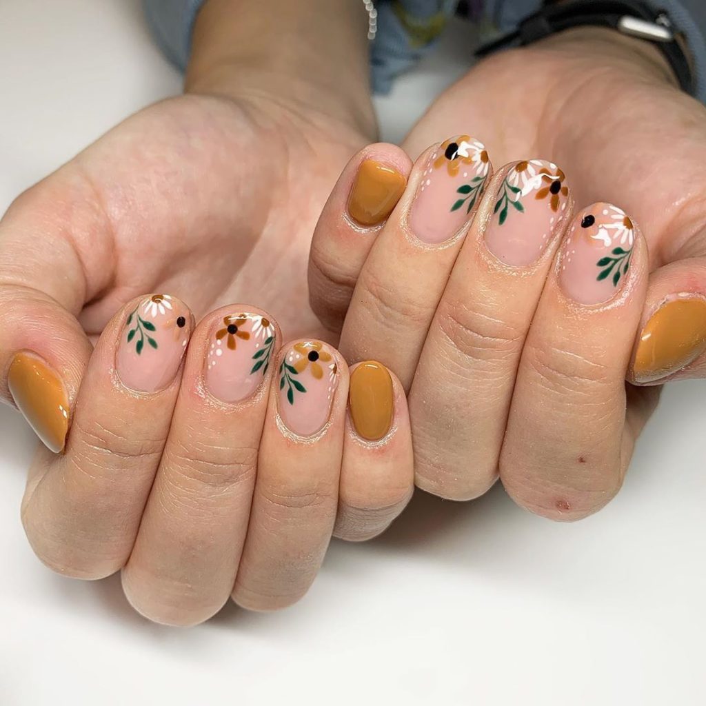 Маникюр с цветами на короткие ногти