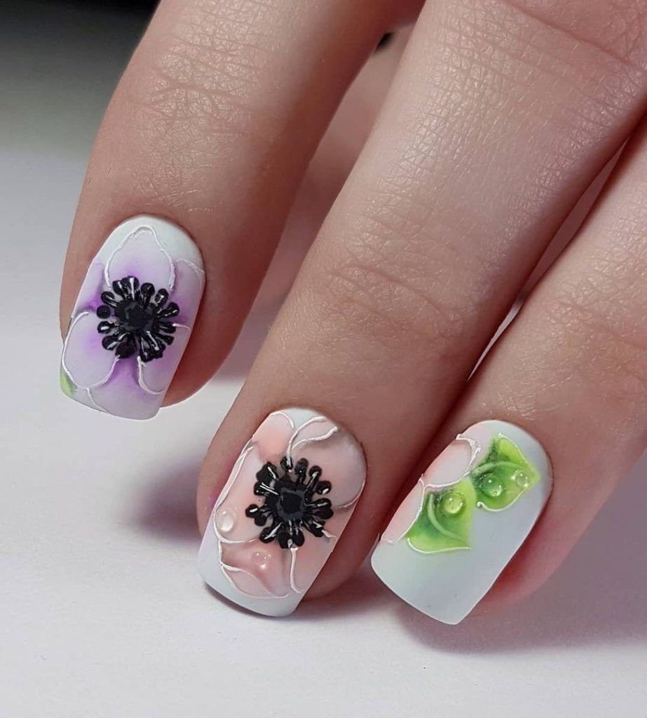 Маникюр с цветами на разную длину и форму ногтей