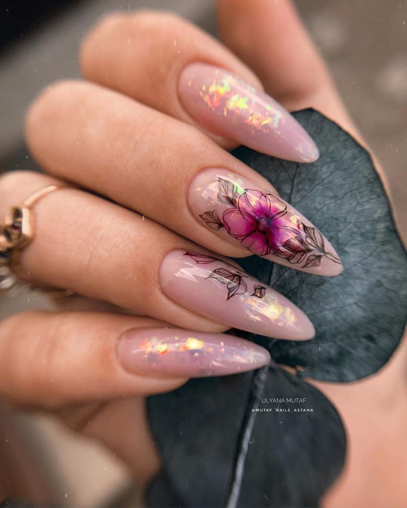 Цветочный маникюр на миндалевидные ногти