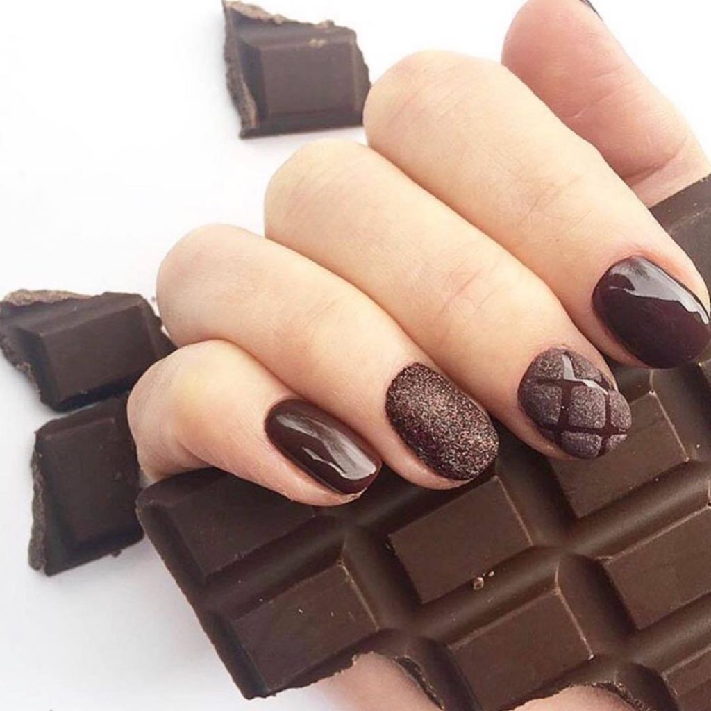 Маникюр с имитацией шоколада на ногтях