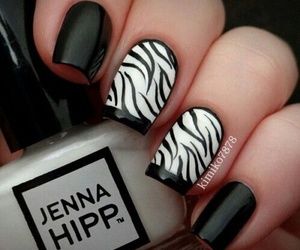 Черно-белый дизайн ногтей зебра